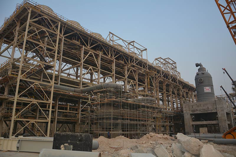 ویژگی هایی مانند وزن کمتر، اشغال فضای کمتر، تحمل زلزله های بالاتر و... از دیگر مزایای سازه های فلزی می باشند.